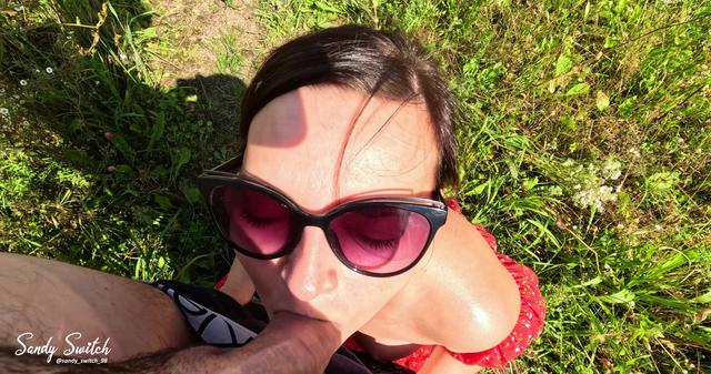 Idős a szabadban oboázza a bránert